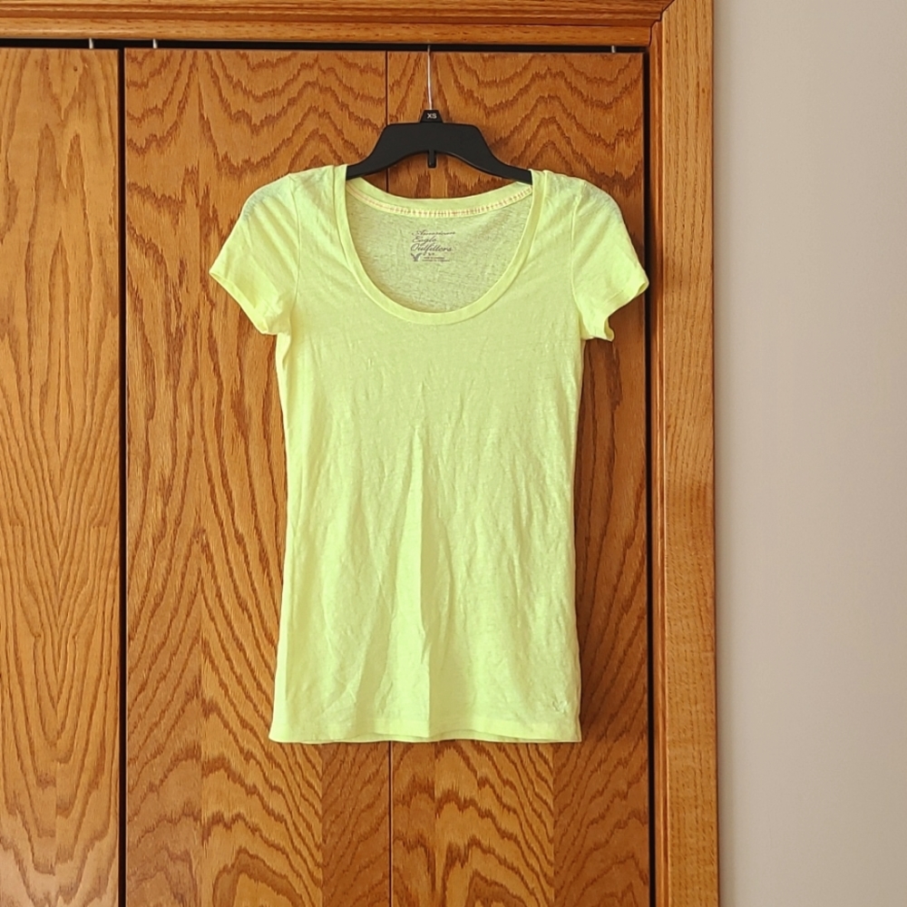 🌟 SALE🌟 American Eagle Outfitters small yellow t-shirt
